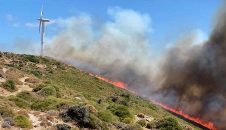 Shpërthimi i zjarrit në Evia në Greqi po përhapet drejt banesave, thirrje banorëve të largohen