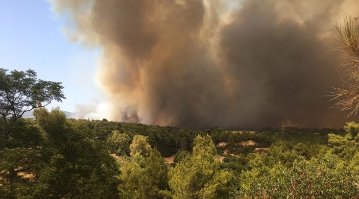 Zjarrfikësit në luftë me flakët nga ajri dhe toka në Greqi, futet në “lojë” edhe “Beriev”-i rus