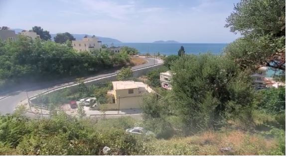 Aksident në Vlorë, makina përfundon në kanal