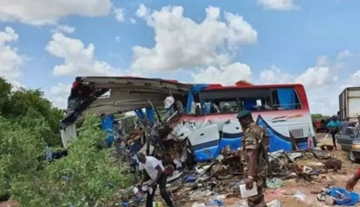 Kamioni përplaset me autobusin, humbin jetën 41 persona në Afrikë
