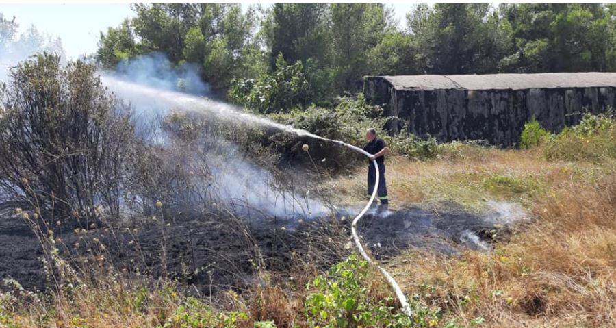 Strong winds interrupt the action to extinguish the flames in Karaburun