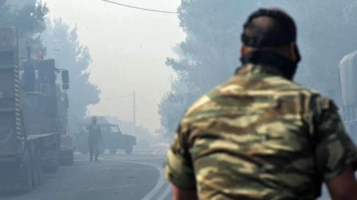 Ushtria hyn në betejë me zjarret në Greqi, dronë dhe helikopterë, dyfishohen forcat nga ajri e toka