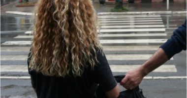 I vodhi telefonin dhe portofolin një gruaje në Tiranë, policia ndjek këmba këmbës dhe “mbërthen” të riun