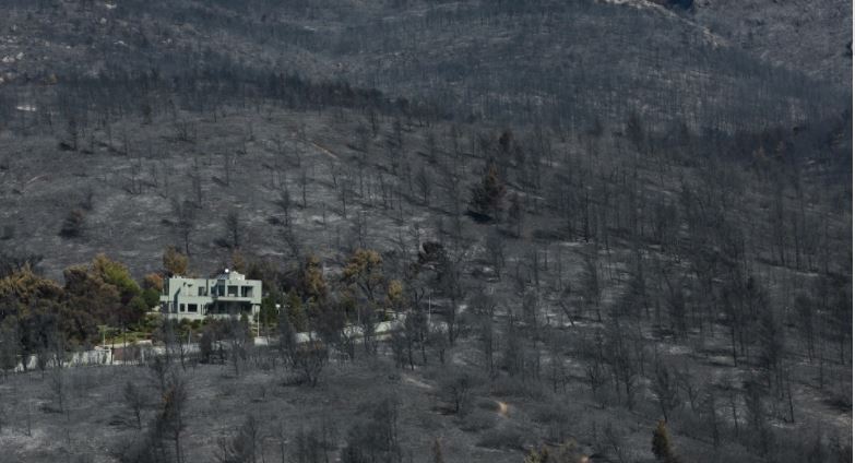 Zjarret në Greqi djegin më shumë se 650,000 hektarë tokë në të gjithë vendin