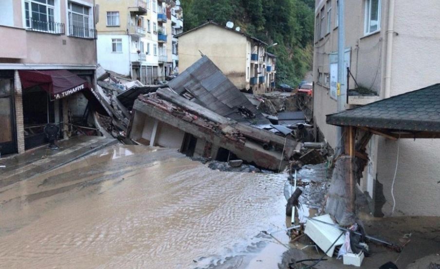 Pas zjarreve, Turqia përfshihet nga përmbytjet, raportohet për një viktimë