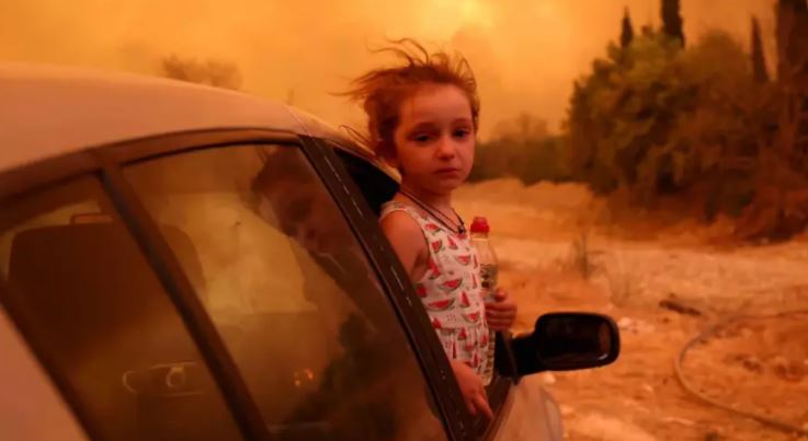 Drama me zjarret në Greqi, çfarë nuk dihet mbi foton virale të kësaj vajze