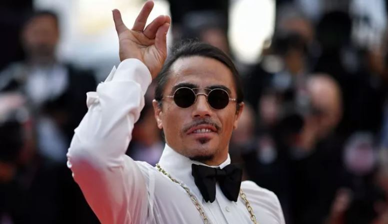 “Salt Bae” në gjyq, kuzhinieri i famshëm paditet nga punonjësit e tij