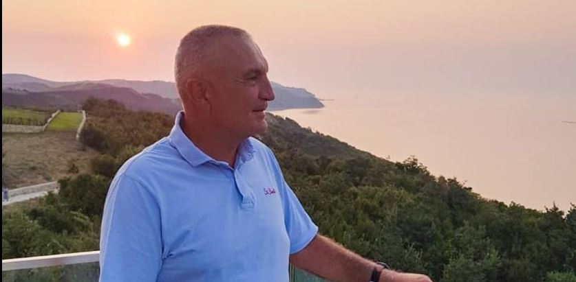Meta pozon në Kepin e Rodonit: Mrekulli e bregdetit shqiptar