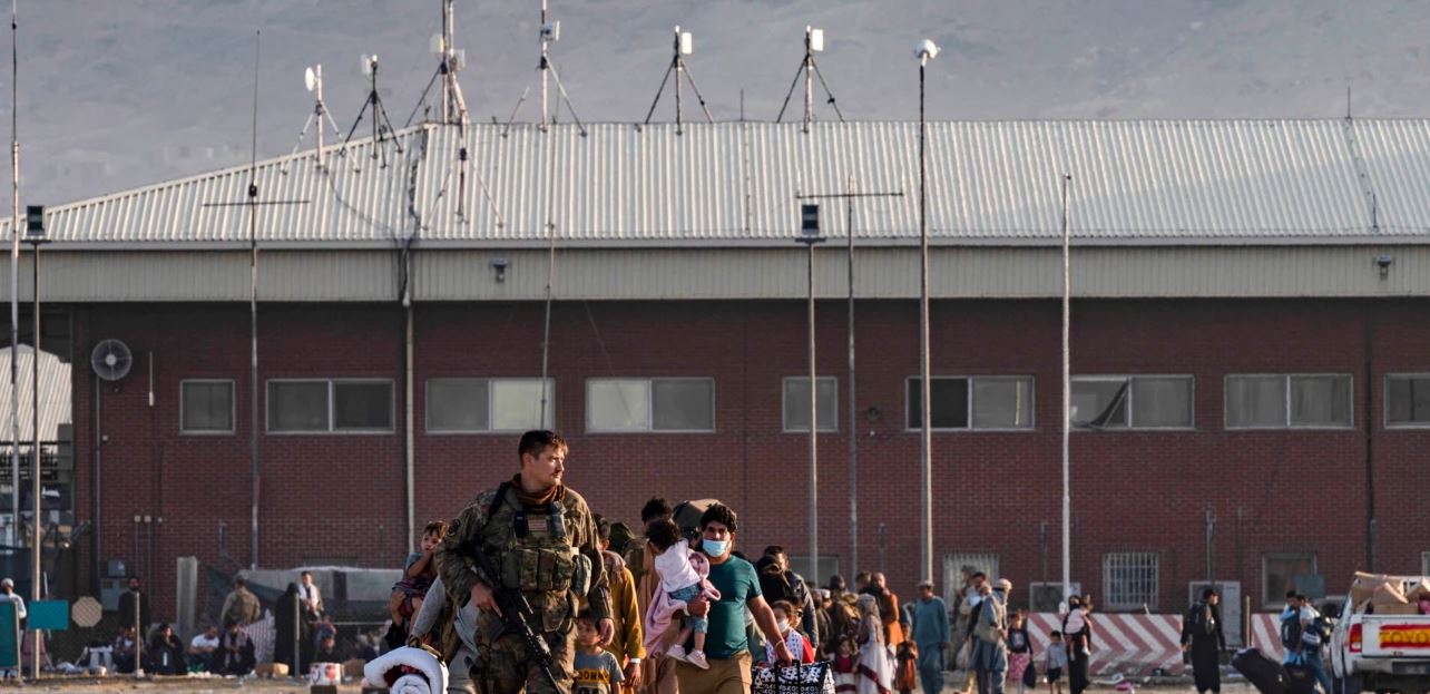 Mijëra afganë ende presin evakuimin nga Aeroporti i Kabulit