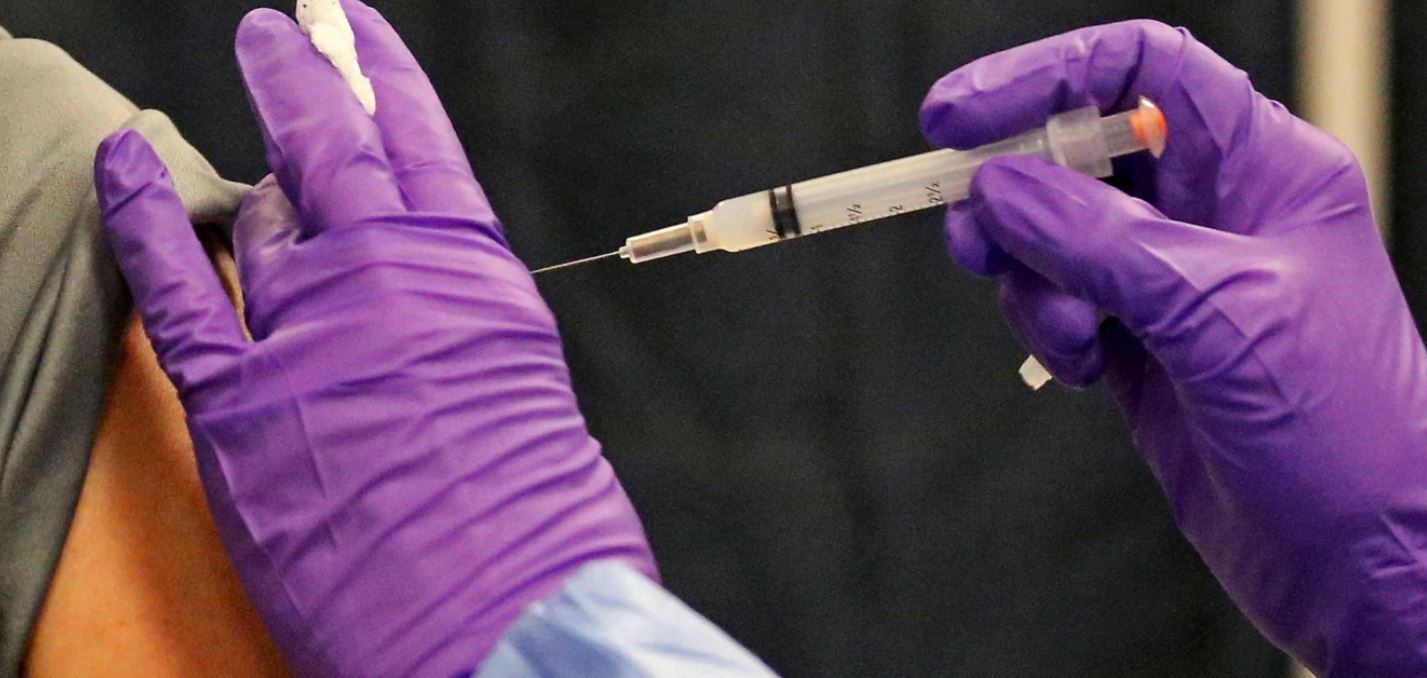 Amerikanët shpejtojnë të vaksinohen përballë përhapjes së koronavirusit