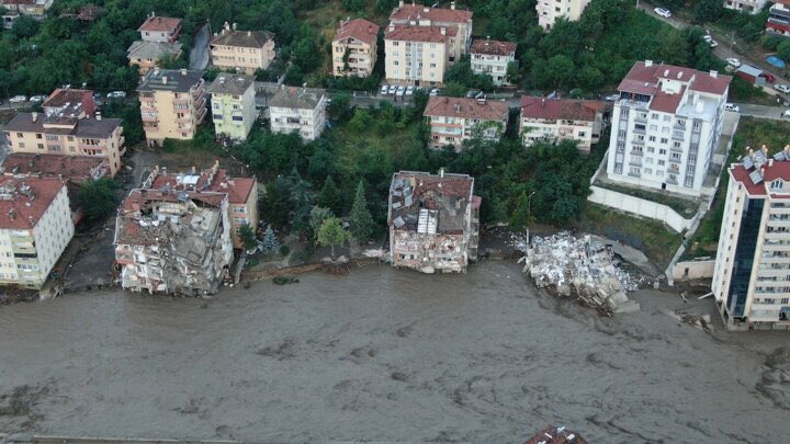 VIDEO/ Ngjan si tërmet, dimensioni i plotë i katastrofës në Turqi: Uji shkatërron qytetin duke marrë para gjithçka