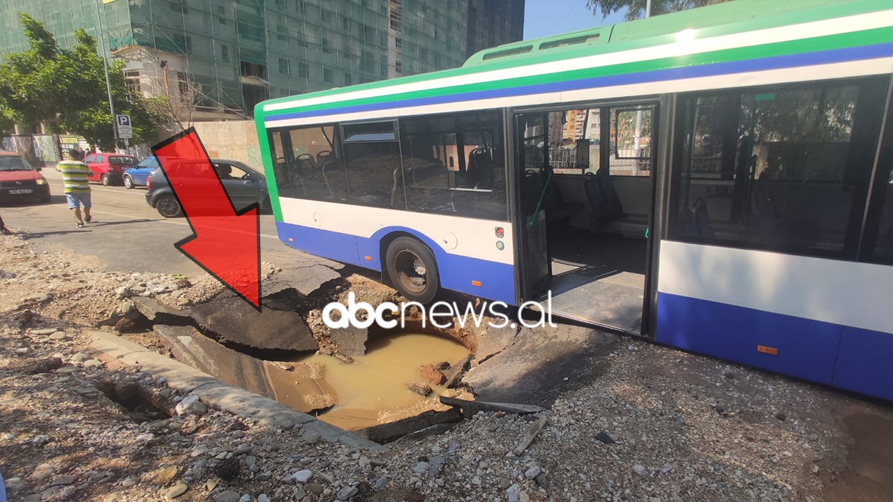 Shembet rruga, autobusi bie në gropë në Tiranë, rrezikohet jeta e dhjetra udhëtarëve