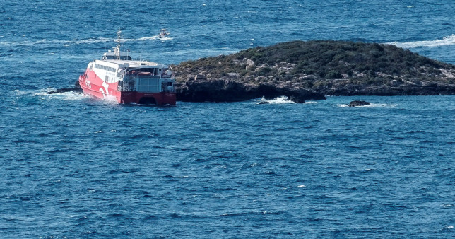 Anija përplaset me shkëmbinjtë në Ibiza, helikopteri transporton udhëtarët