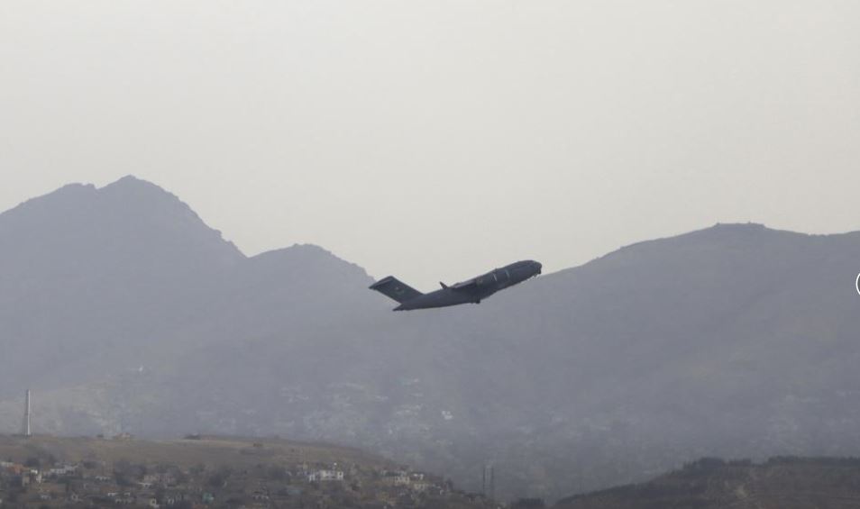 Ngrihet nga pista e aeroportit në Kabul avioni i fundit amerikan, talebanët festojnë me breshëri armësh