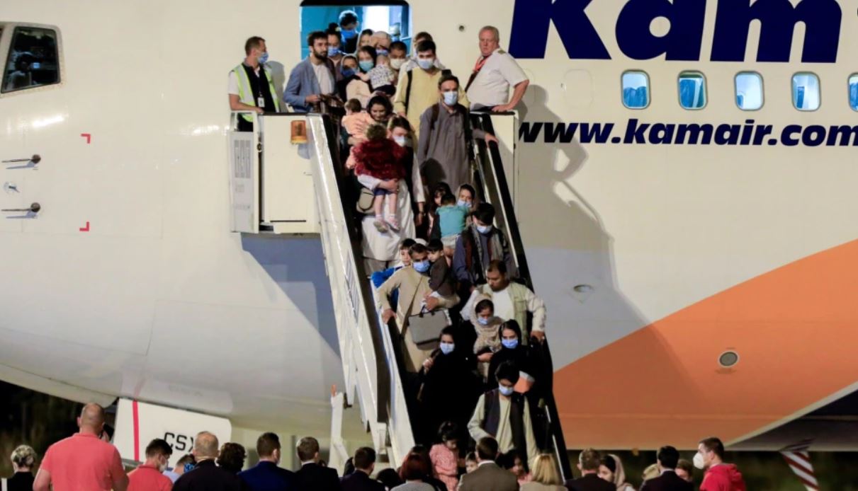 Mbërrin grupi i parë i të evakuarve afganë në Maqedoninë e Veriut