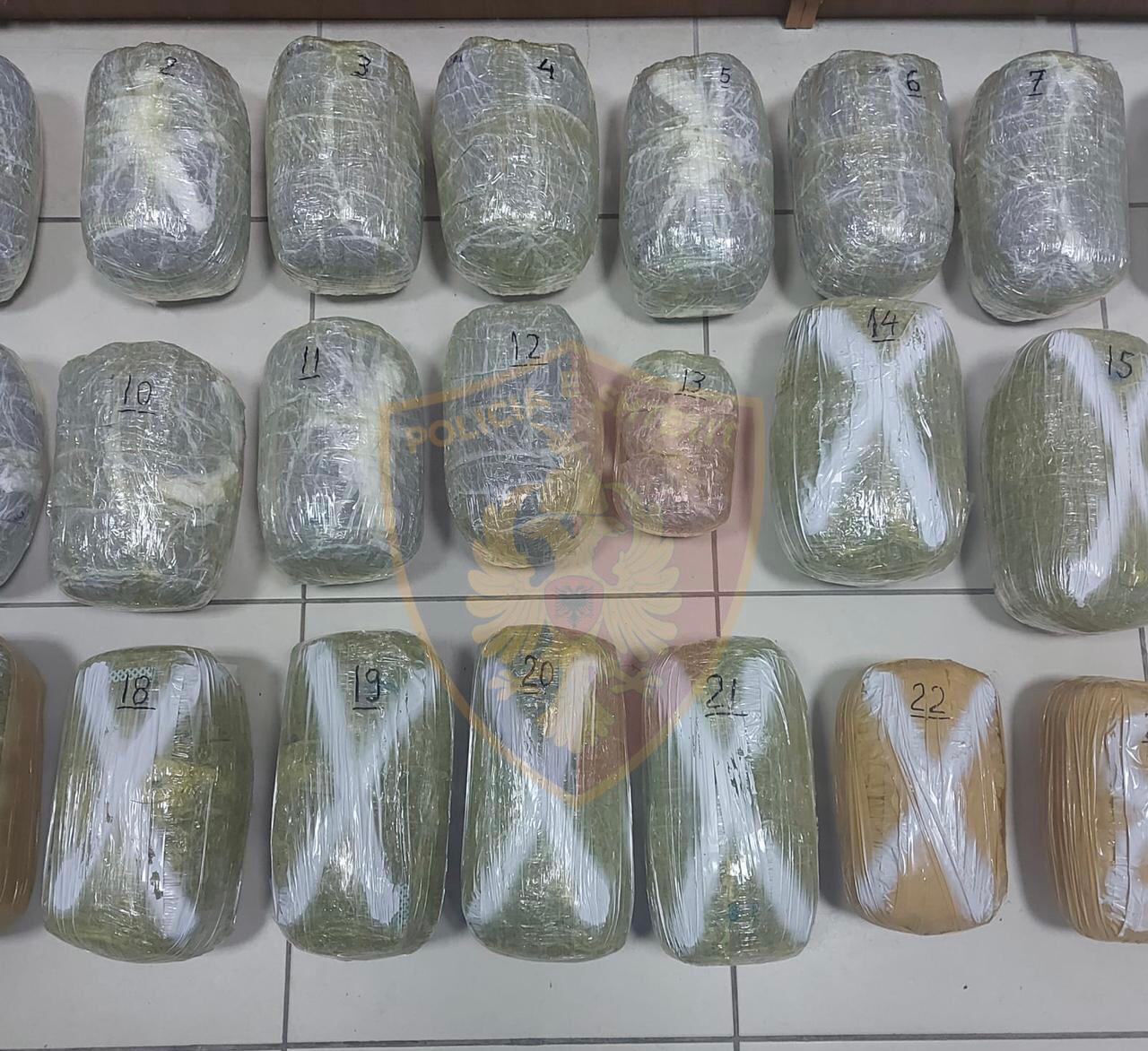 Sekuestrohen 23 kg kanabis në Pogradec, arrestohet 44-vjeçari dhe ndalohet 1 punonjës policie, 3 në kërkim