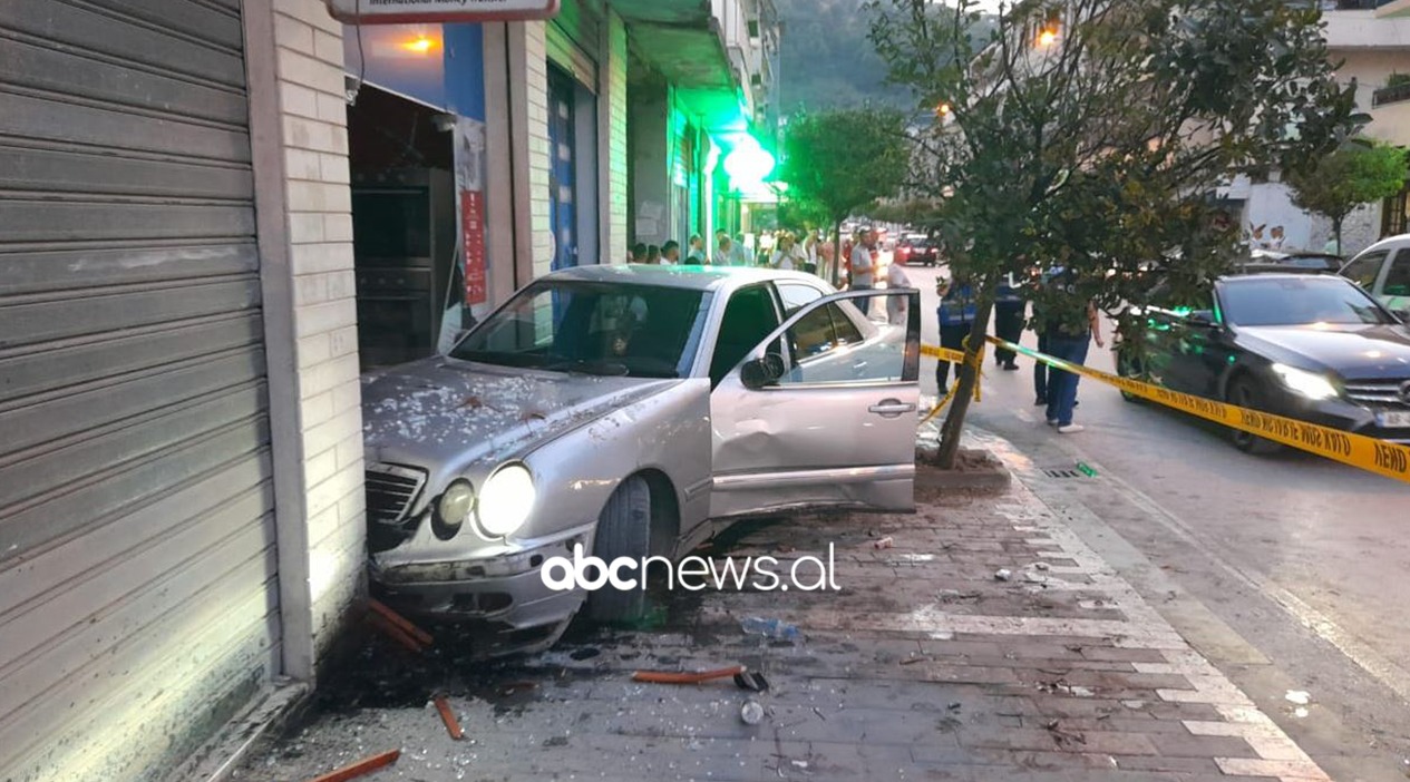 Futi Benz-in në dyqan dhe përplasi 4 kalimtarë, arrestohet shoferi në Berat