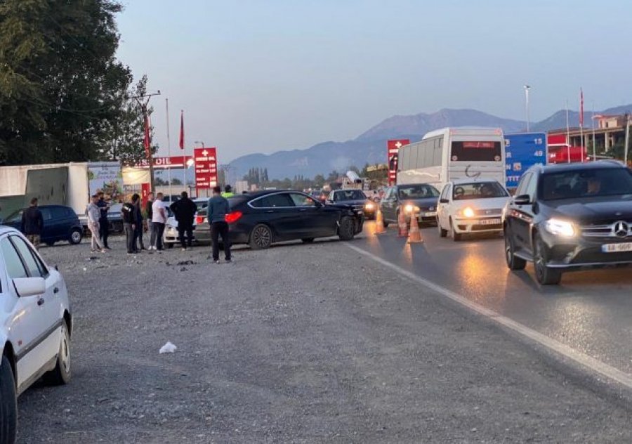 Makina përplas motorin e policisë te kthesa e Rinasit, lëndohet efektivi