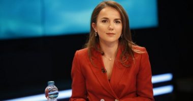 Del foto e para disa viteve, si dukej Rudina Hajdari me flokët shumë të shkurtër