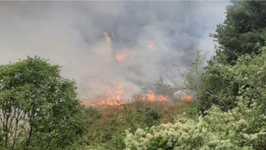 Vatra në Majën e Rrunës ende problematike, pritet helikopteri për ndërhyrje