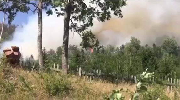 Situatë e rëndë në Rrugovë, zjarri ngjitur me banesat