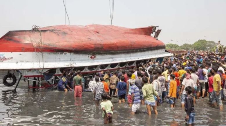 Përplasen dy anije, 19 të vdekur dhe dhjetëra të zhdukur në Bangladesh