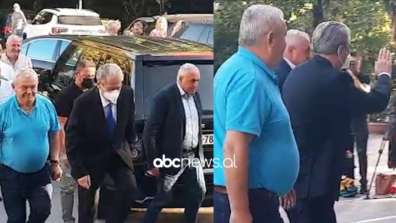 “Me kënaqësi”, Berisha ngjit shkallët e PD-së mes Dasho Alikos dhe Tritan Shehut