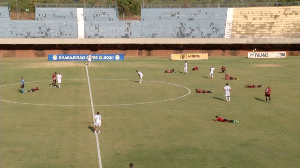 VIDEO/ Bletët pushtojnë fushën, futbollistët në Brazil shtrihen barkas në mes të lojës