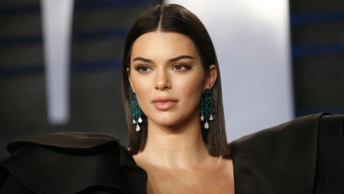 Publikoi foto me bikini, Kendall Jenner thyen rekordin Kardashian të pëlqimeve