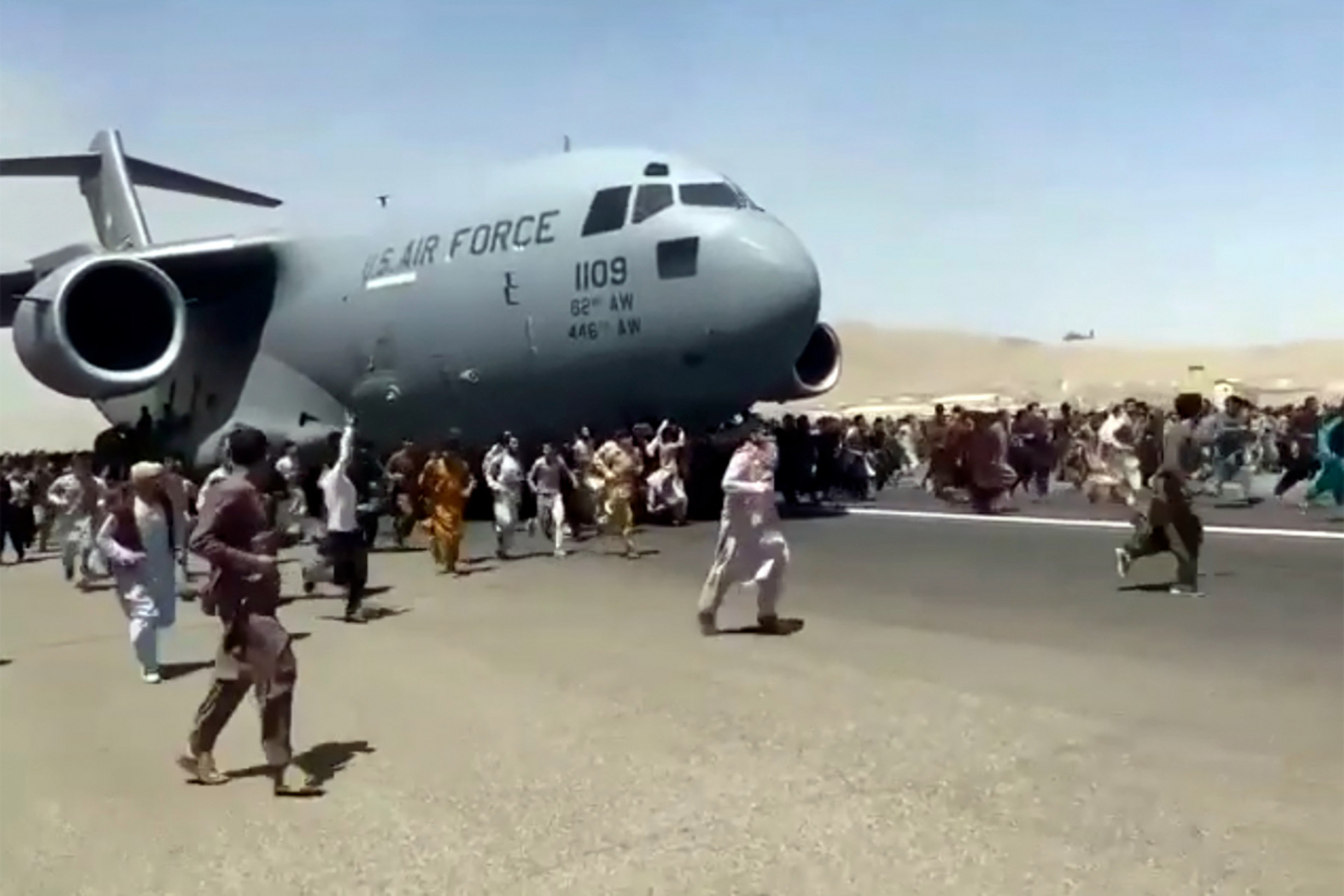 VIDEO/ Gjendet trupi i një afgani të vdekur në krahët e avionit ushtarak