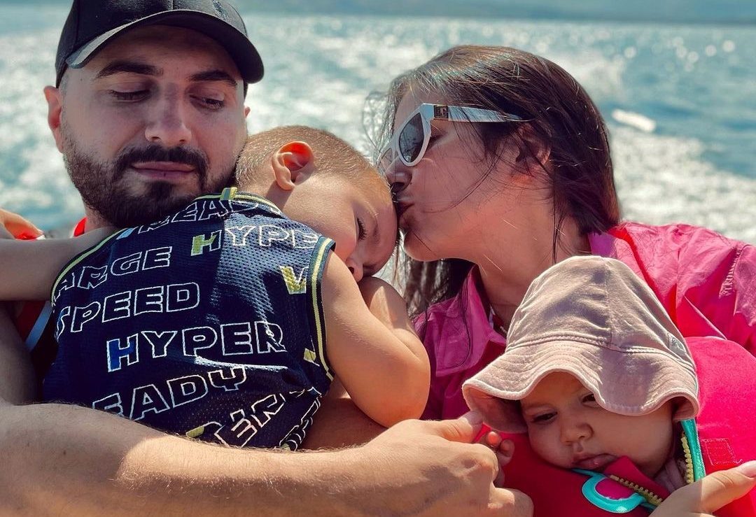 Familja Gjikolli shijon pushimet e para si një familje prej katër anëtarësh