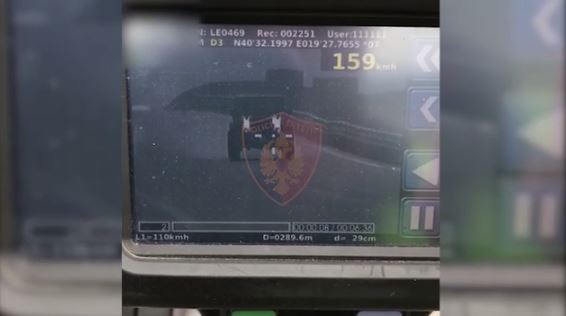 I riu i “fluturon” policisë në Fier me 150 km/h, kapet në Vlorë me 159
