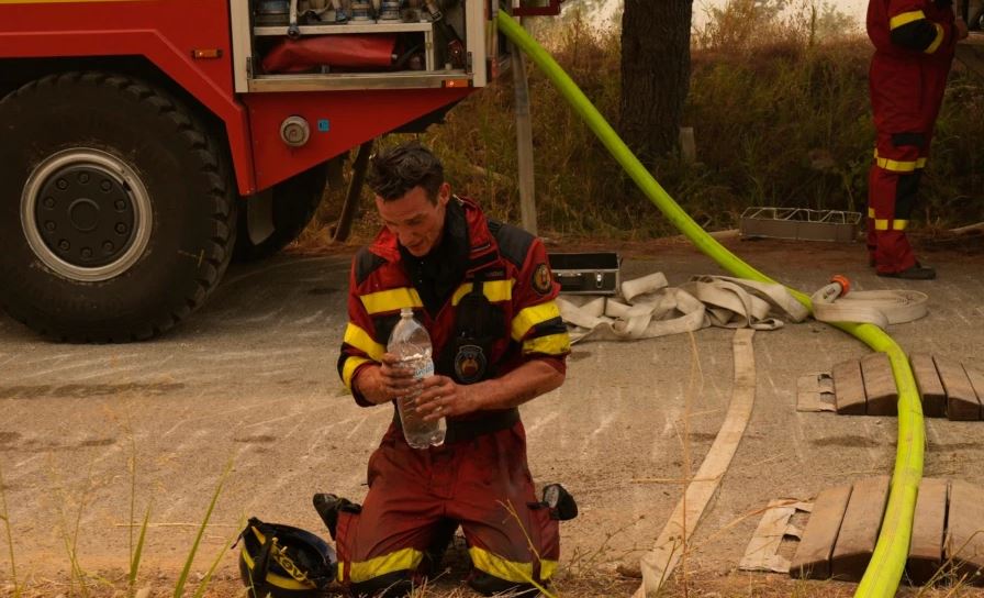 Zyrtarët grekë mbrojnë reagimin ndaj zjarreve