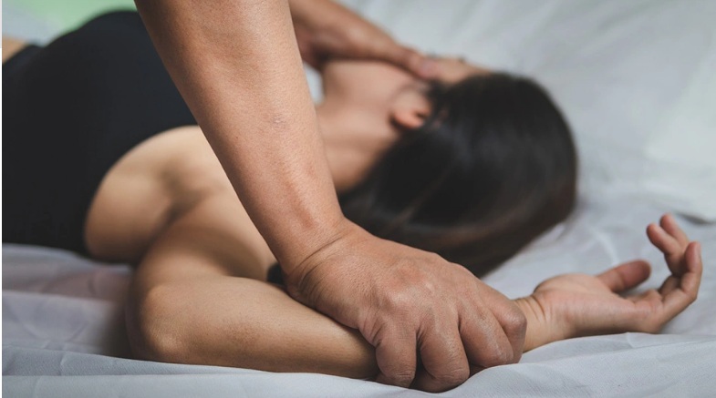 Shqiptari përdhunon ish-gruan në Athinë, jetonte me të birin 4 vjeç