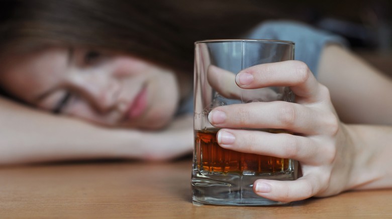 Alkooli shkatërron funksionin e trurit të adoleshentëve