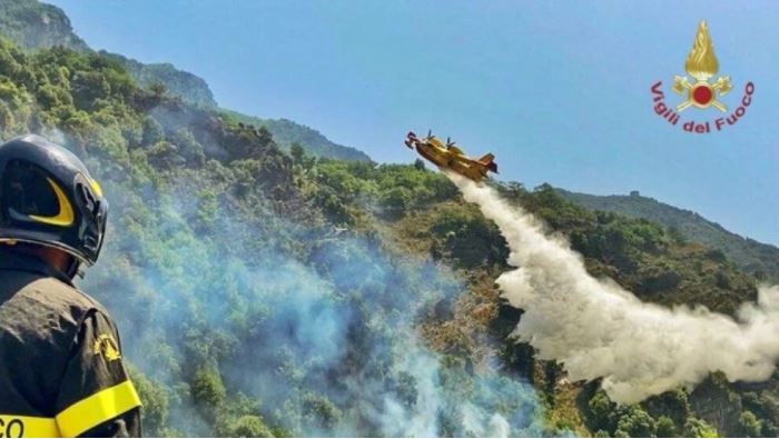 Situata nga zjarret në Italia, Kalabria dhe Siçilia kërkojnë të shpallet gjendja e jashtëzakonshme