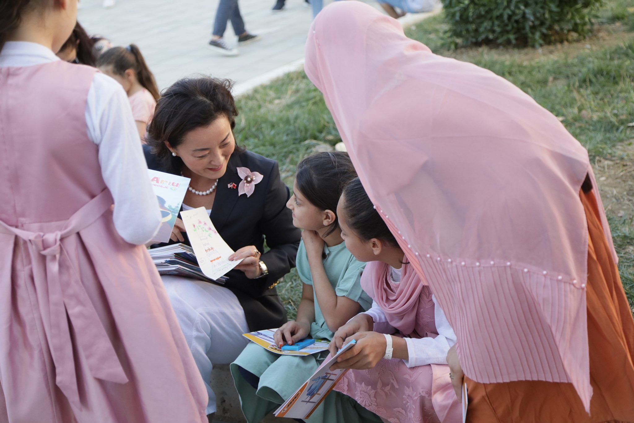 Yuri Kim viziton afganët në Shqipëri, vajza e vogël e emocionon me dhuratën simbolike