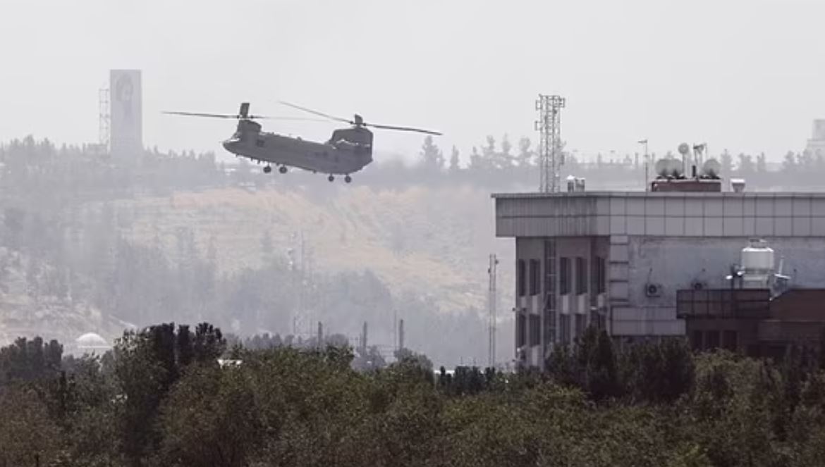 Talebanët futen në Kabul, SHBA evakuon me helikopter stafin në Afganistan