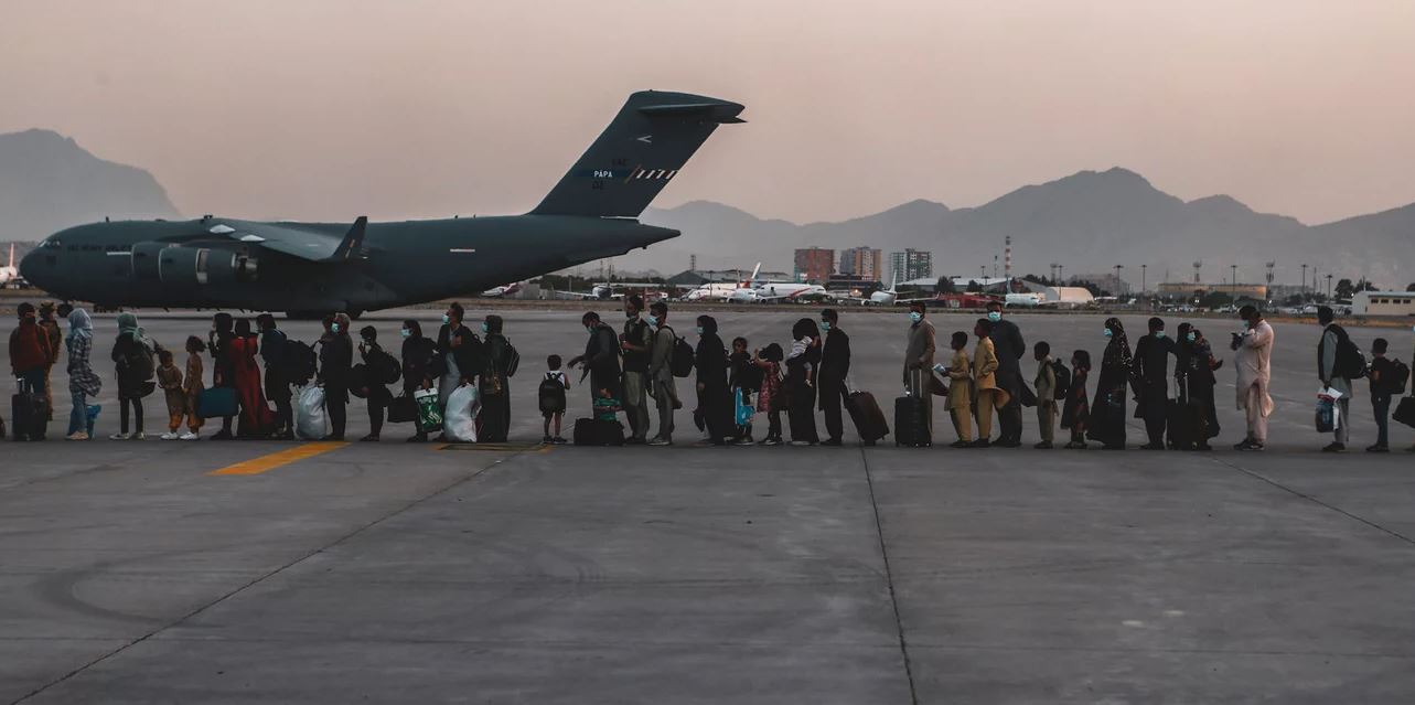 Një avion cdo 39 minuta, ankthi për nisjet nga Afganistani: 10 mijë njerëz presin në Kabul