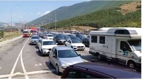 Bregdeti shqiptar më i preferuari, radhë të gjata automjetesh në kufirin Kosovë-Shqipëri