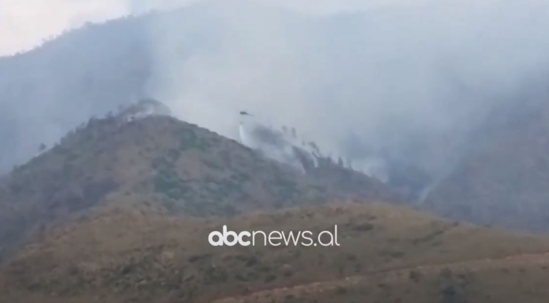 Përhapen dy vatra zjarri në majën e Rrunës në Kukës, ndërhyhet me helikopter