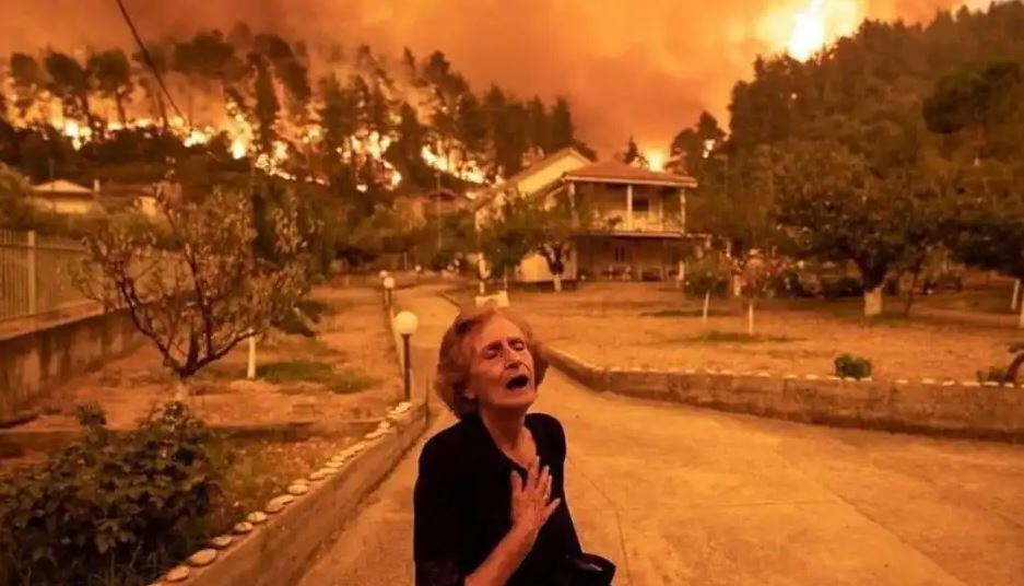 Fotoja e saj u bë virale, e moshuara në Greqi tregon ndjesitë: Po qaja e bërtisja e dëshpëruar