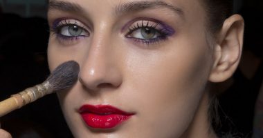 Çfarë ndodh me lëkurën tuaj nëse bëni grim çdo ditë?