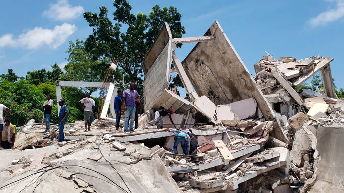 Mbi 1 900 viktima nga tërmeti në Haiti, ndërpriten kërkimet për të mbijetuar