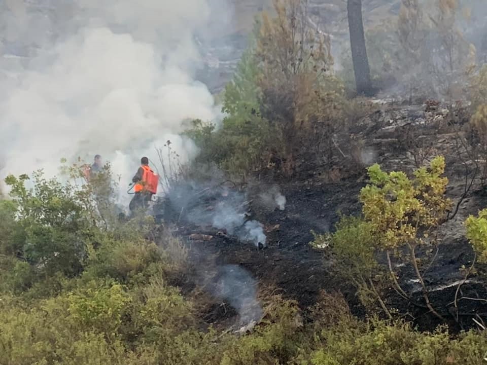 Zjarri në Majën e Rrunës, Mbrojtja Civile: Situata ende problematike, sot ndërhyri helikopteri