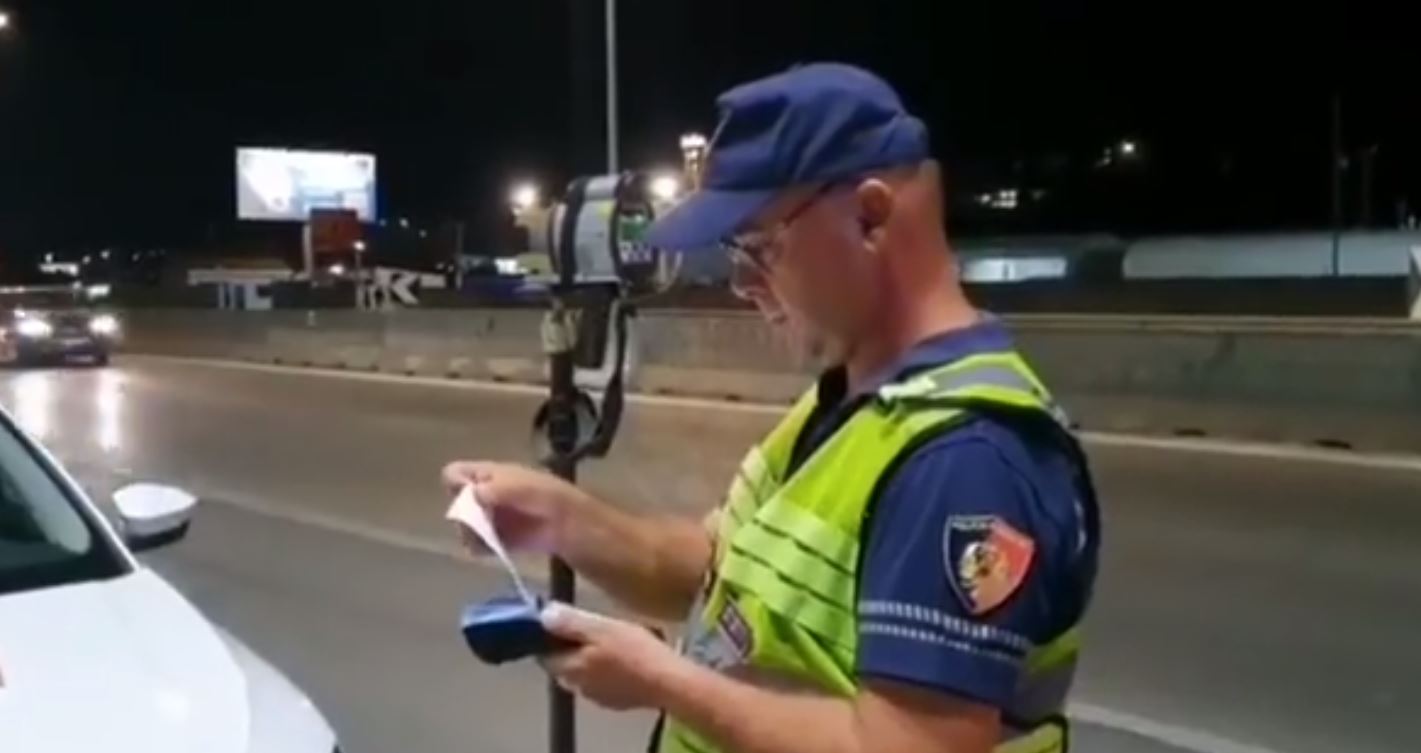 Kontrolle në autostradën Tiranë-Durrës, Policia Rrugore pezullon 12 leje drejtimi dhe gjobit 18 shoferë