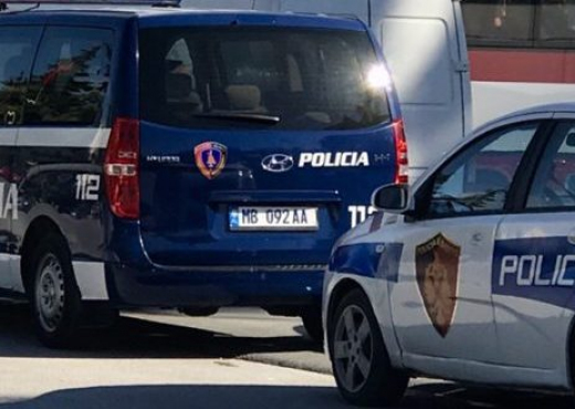 Çmenduri në Elbasan, makina i ikën policisë