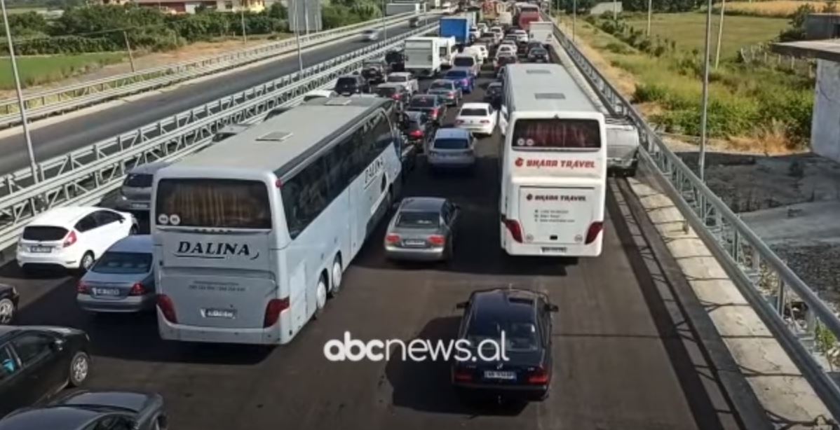 VIDEO/ Radhë të gjata automjetesh në aksin Thumanë-Milot