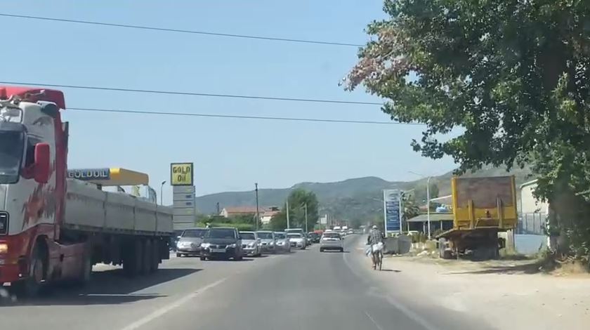 Kaos me trafikun në Elbasan, radhë kilometrike në hyrje të qytetit