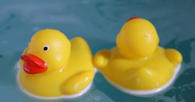 Pse rosat plastike fshehin rreziqe për fëmijët gjatë larjes